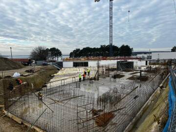 okres sierpień - grudzień 2024r. powstaje płyta fundamentowa i rozpoczynają się prace przy konstrukcji najniższych kondygnacji okres sierpień - grudzień 2024r. powstaje płyta fundamentowa i rozpoczynają się prace przy konstrukcji najniższych kondygnacji